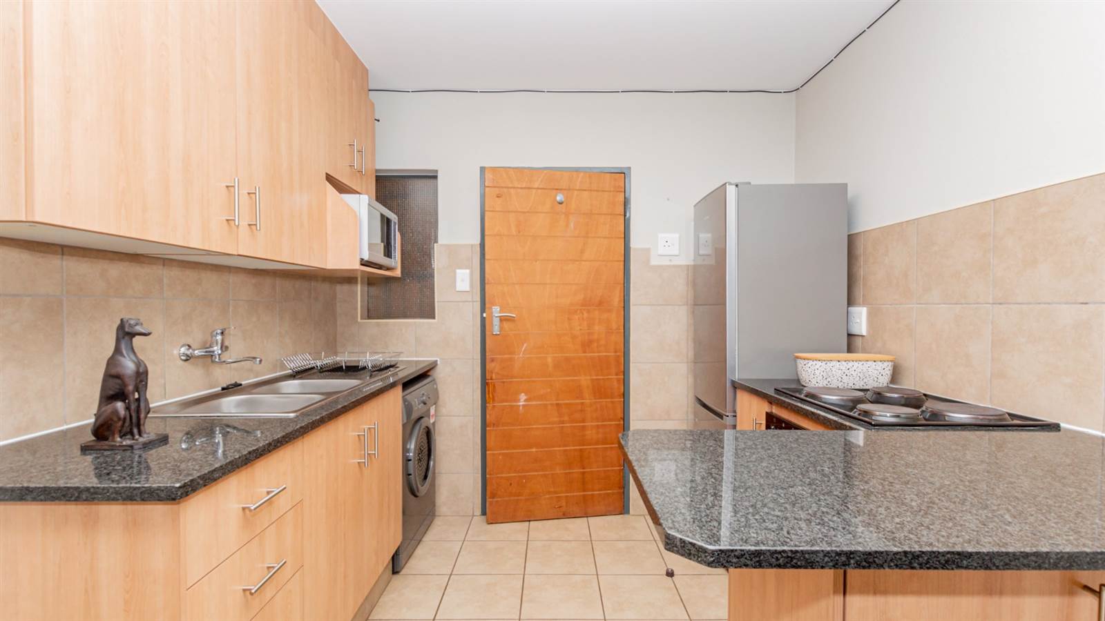 2 Bed Townhouse in Braamfontein photo number 2