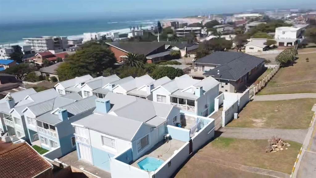 3 Bed Townhouse in Jeffreys Bay photo number 23