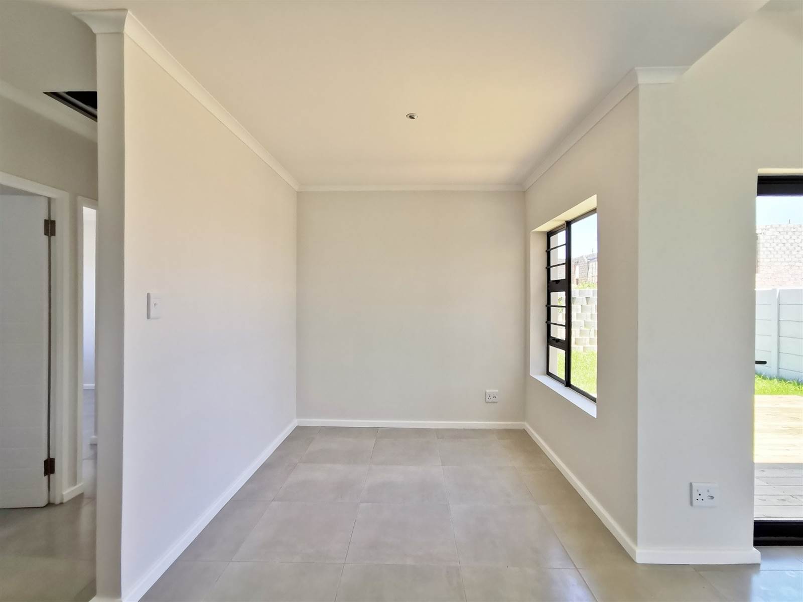 3 Bed Townhouse in Glenroy Park photo number 15
