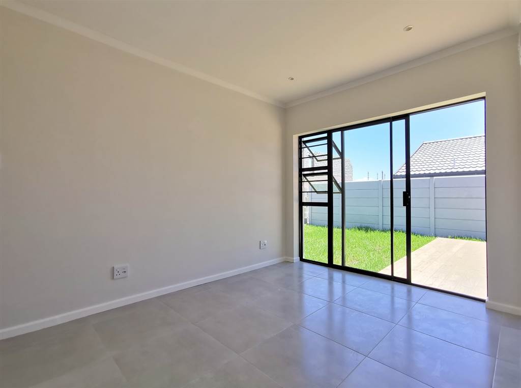 3 Bed Townhouse in Glenroy Park photo number 18