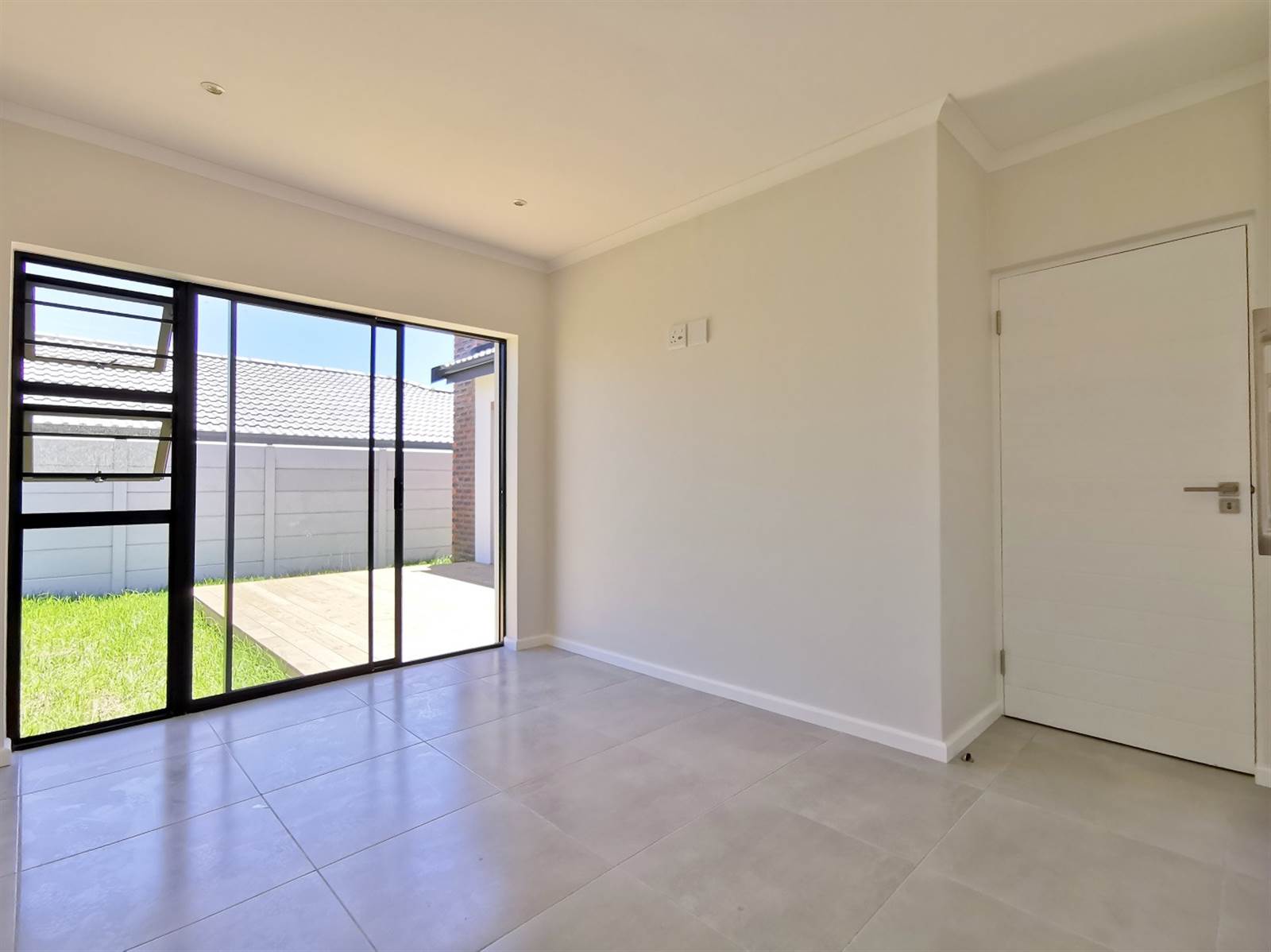 3 Bed Townhouse in Glenroy Park photo number 17
