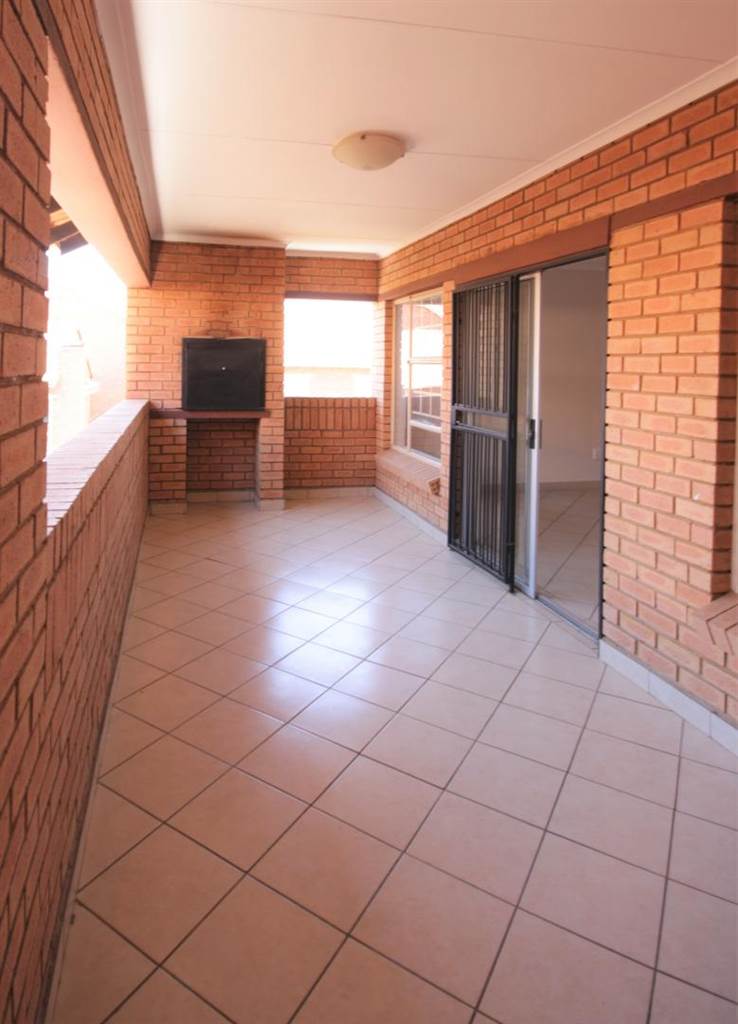 2 Bed Apartment in Hazeldean (Silverlakes Surroundings) photo number 3