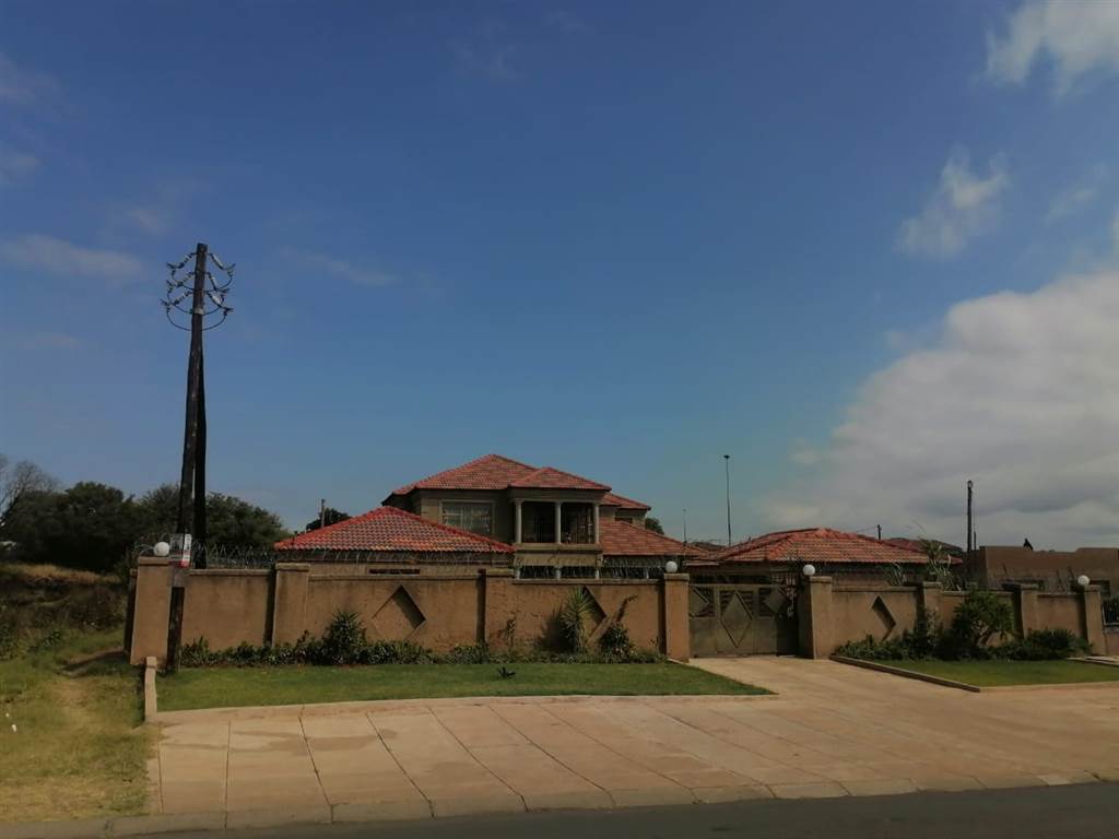 12 Bed House in Lethlabile photo number 1