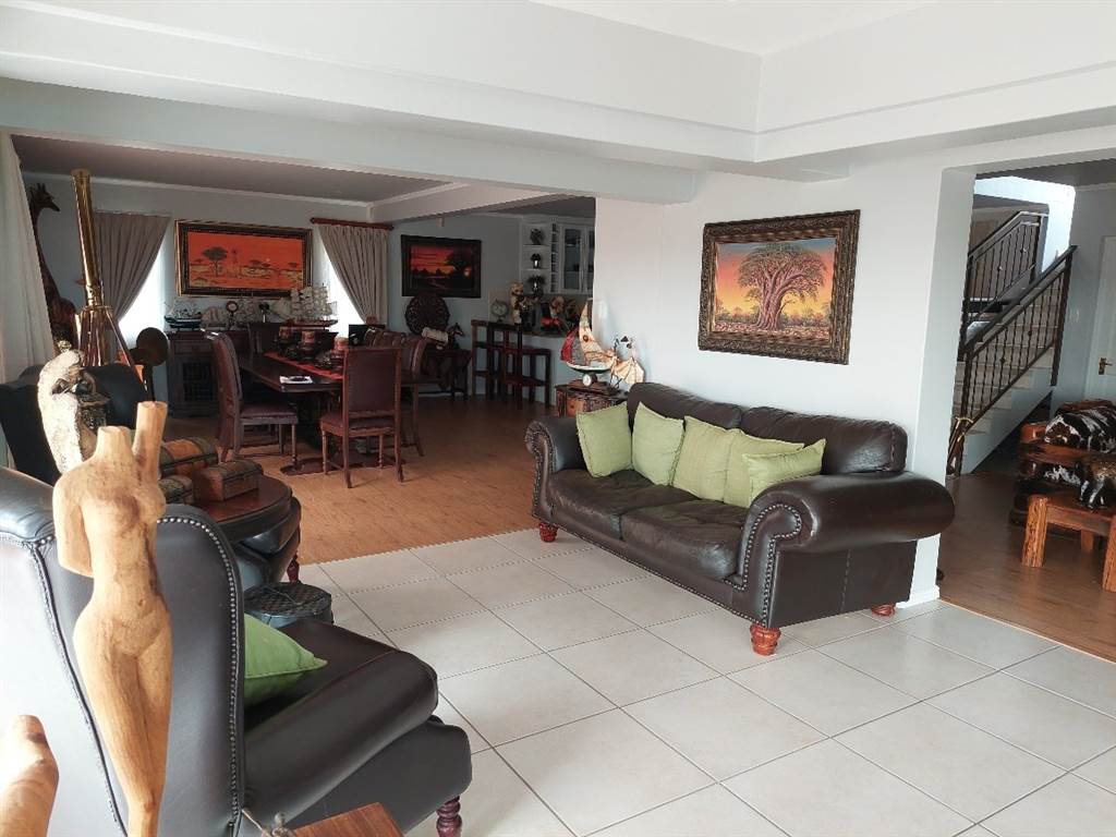 4 Bed House in Myburgh Park photo number 2