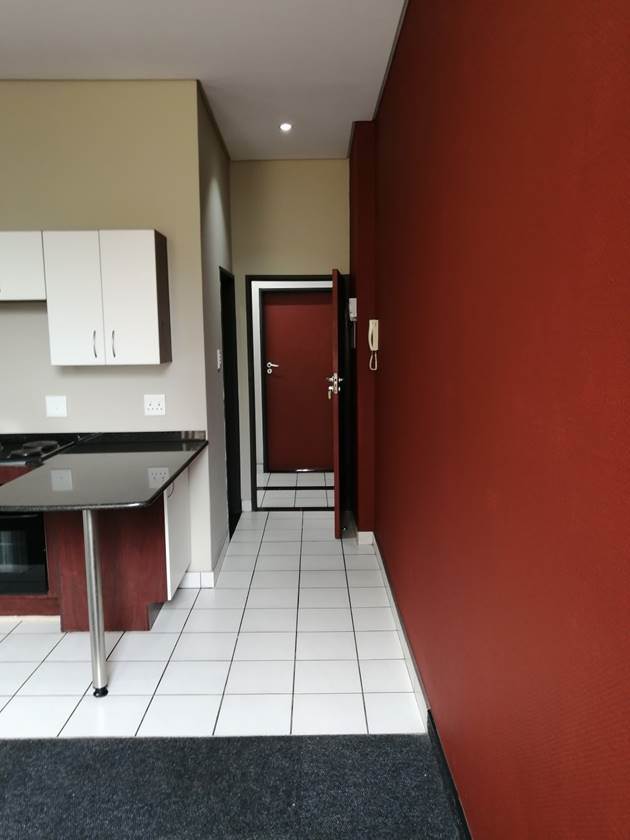 Bachelor apartment in Braamfontein photo number 8