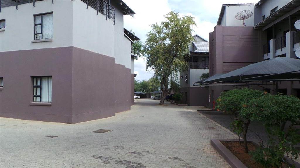 2 Bed Apartment in Hoedspruit photo number 17