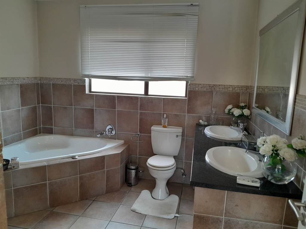 3 Bed House in Fourways photo number 17
