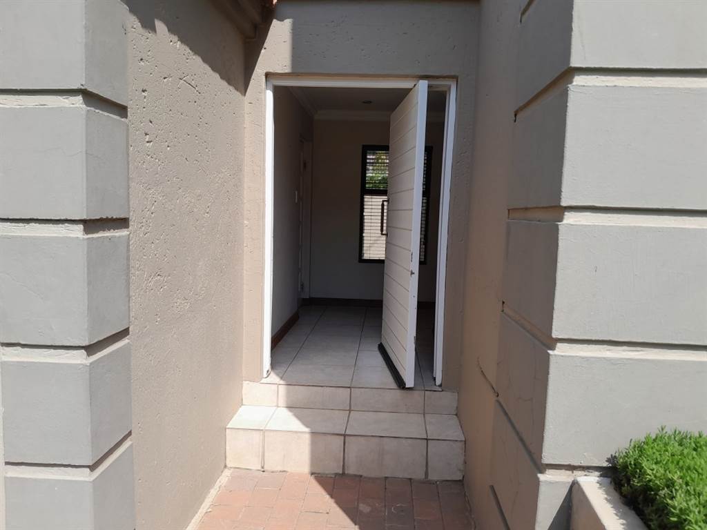 3 Bed House in Fourways photo number 9