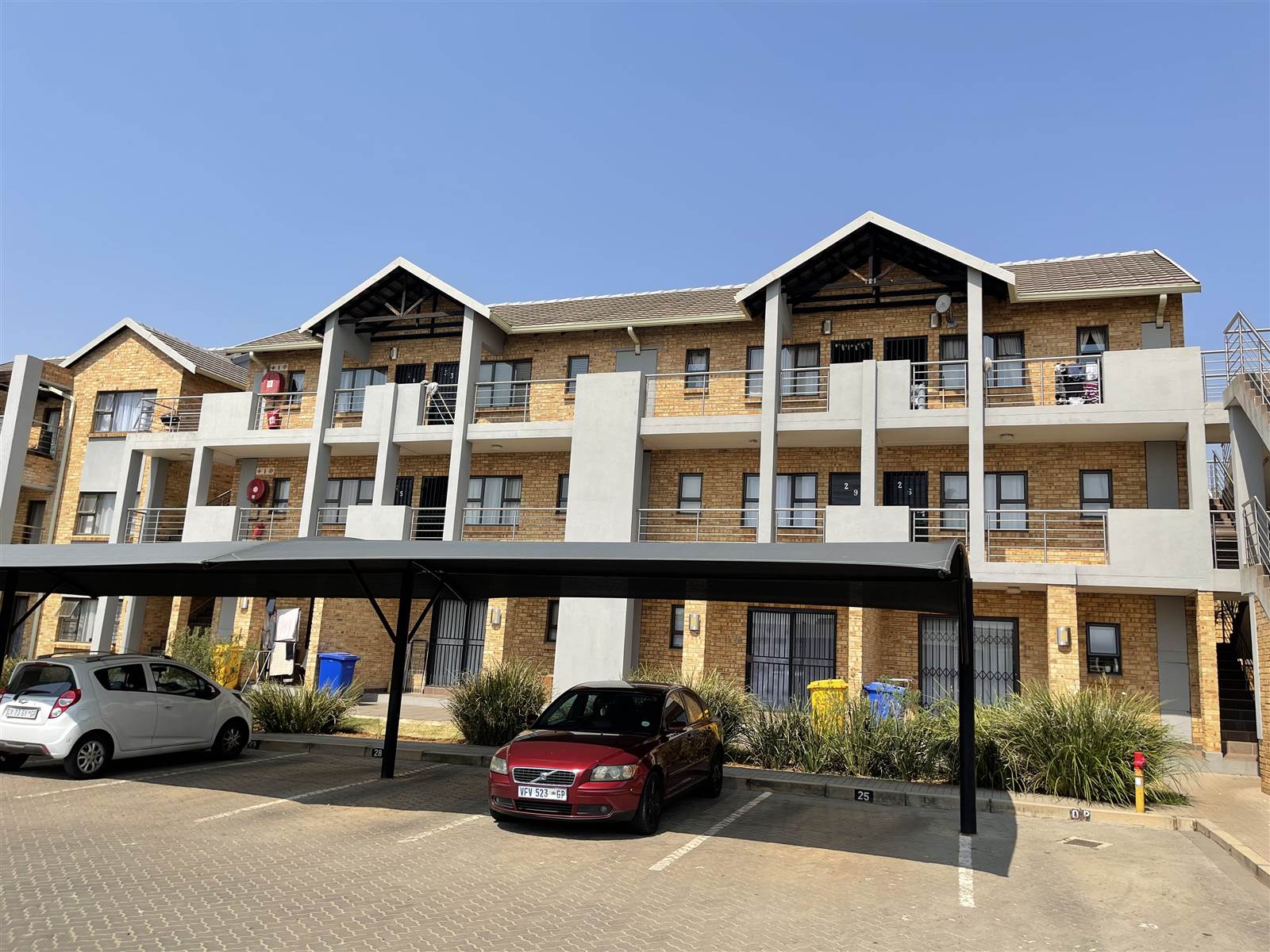 1 Bed Apartment in Rooihuiskraal North photo number 1