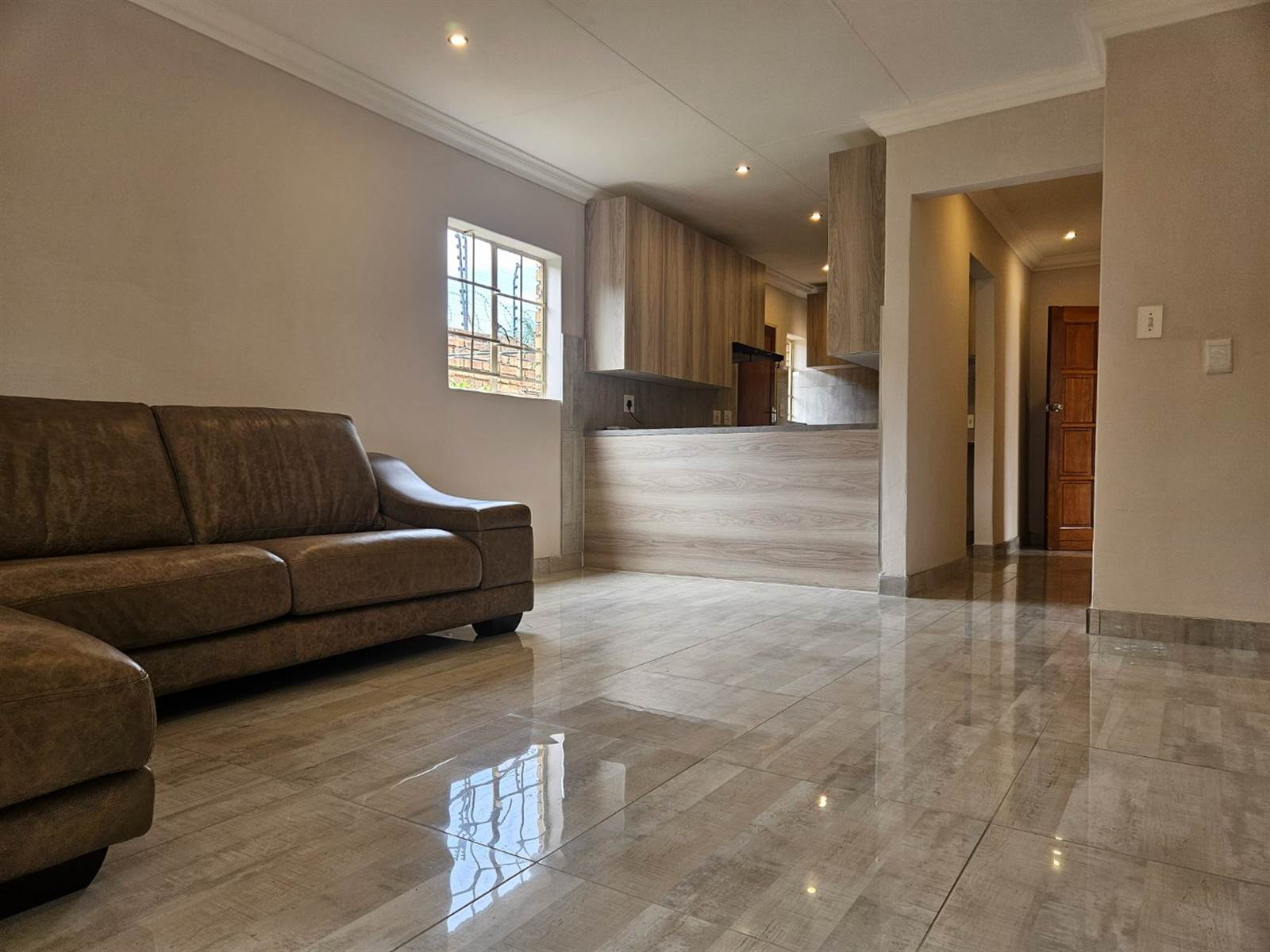 2 Bed Townhouse in Highveld photo number 9