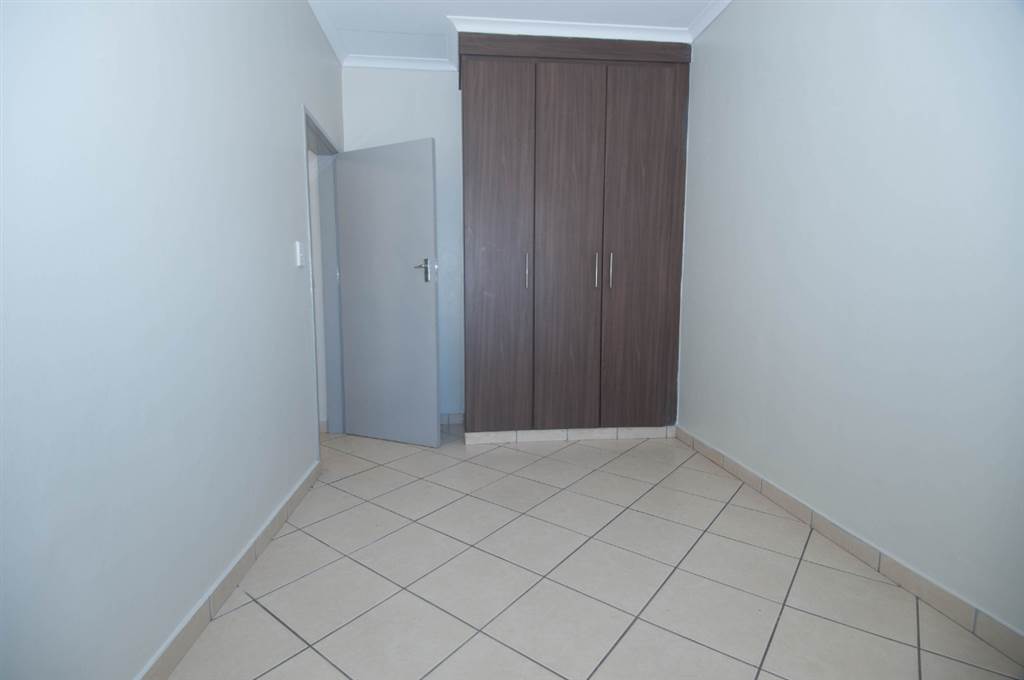 2 Bed Flat in Eloffsdal photo number 9