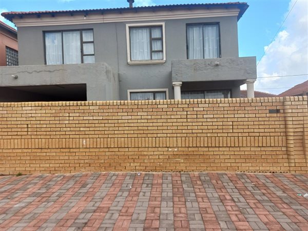 5 Bed House in Dobsonville