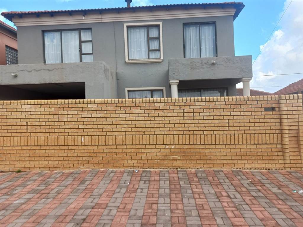 5 Bed House in Dobsonville photo number 1