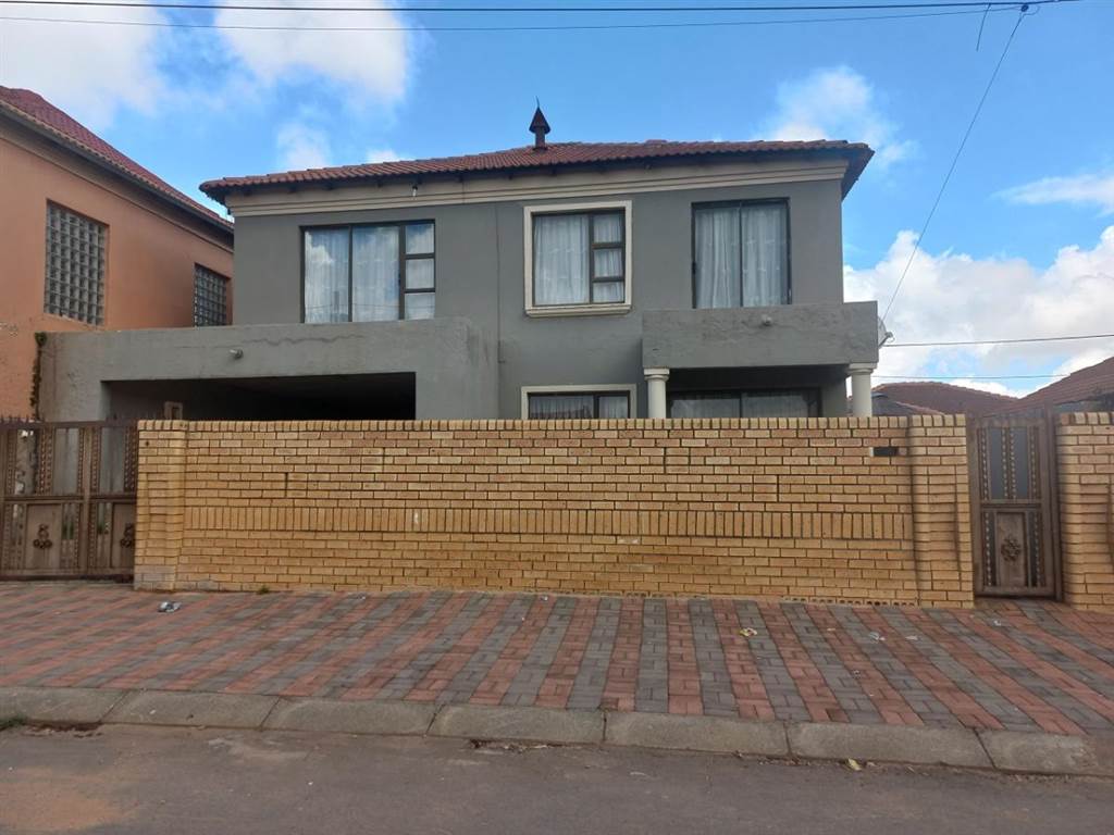 5 Bed House in Dobsonville photo number 2
