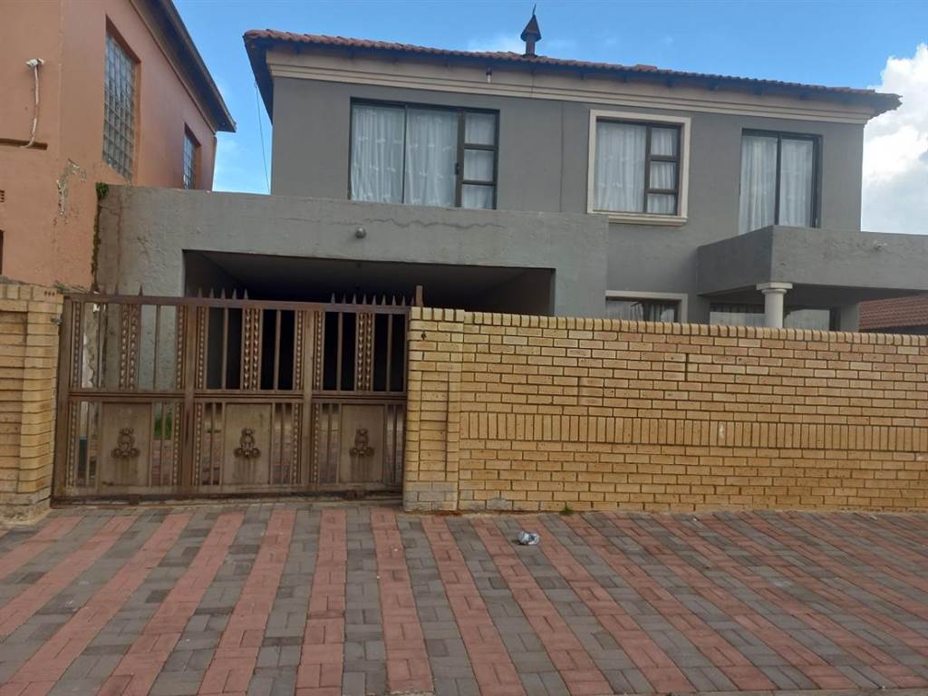 5 Bed House in Dobsonville photo number 14
