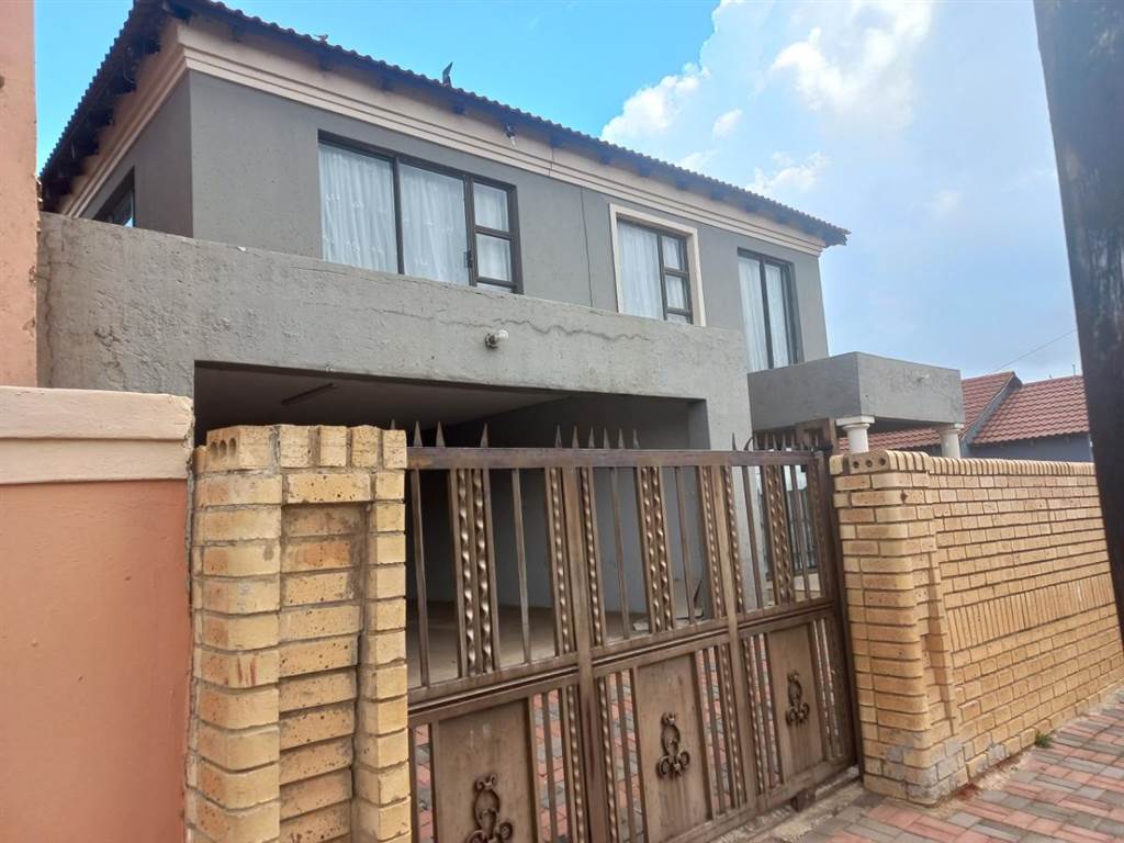 5 Bed House in Dobsonville photo number 3