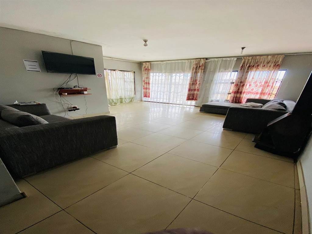 5 Bed House in Dobsonville photo number 10