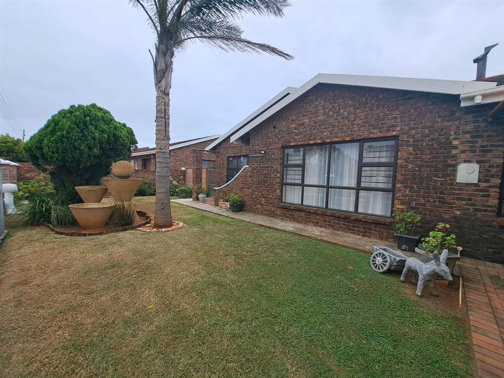 3 Bed House in Scheepers Heights photo number 2