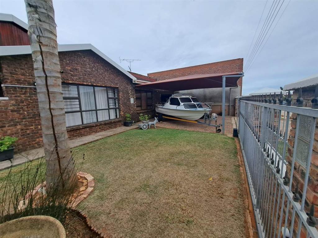 3 Bed House in Scheepers Heights photo number 4