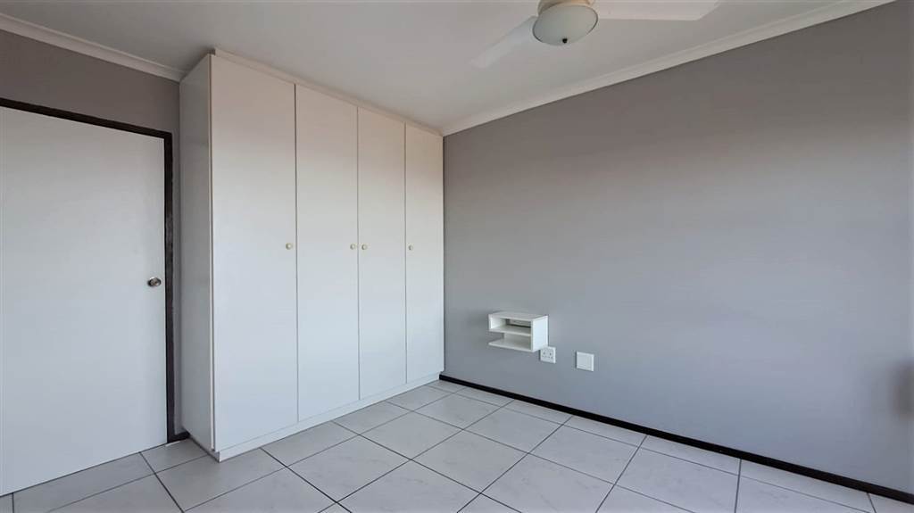 2 Bed Apartment in Uvongo photo number 12