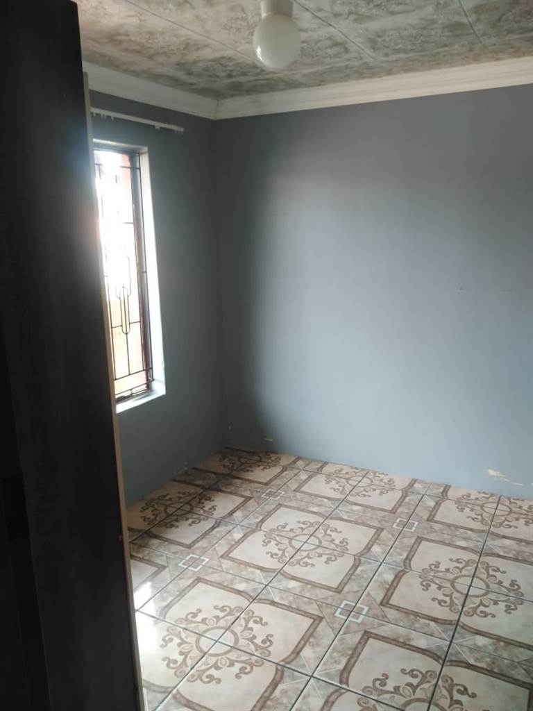 4 Bed House in Soshanguve photo number 11