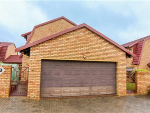 4 Bed Duplex in Willowbrook