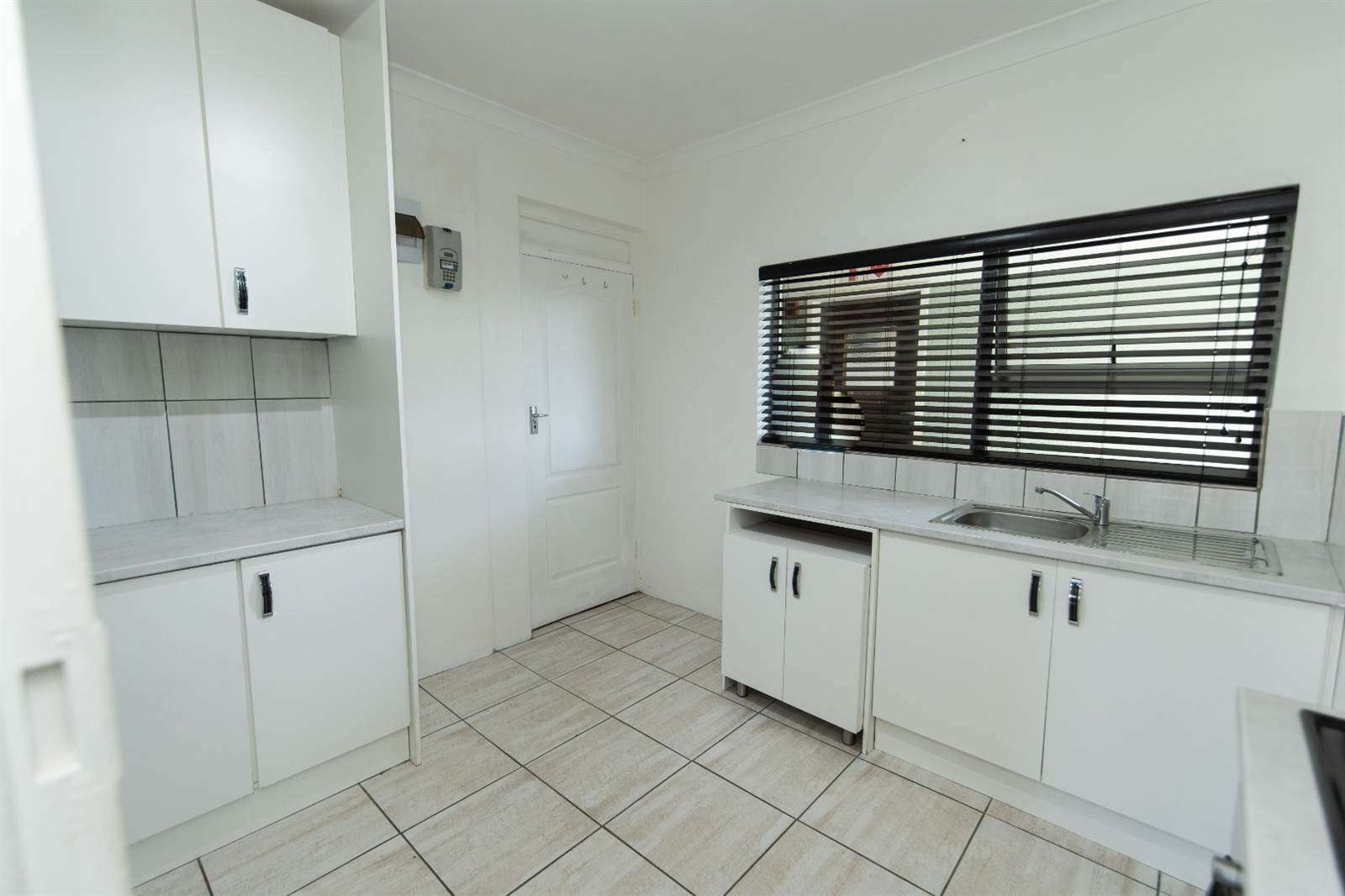 2 Bed Apartment in Humewood photo number 12