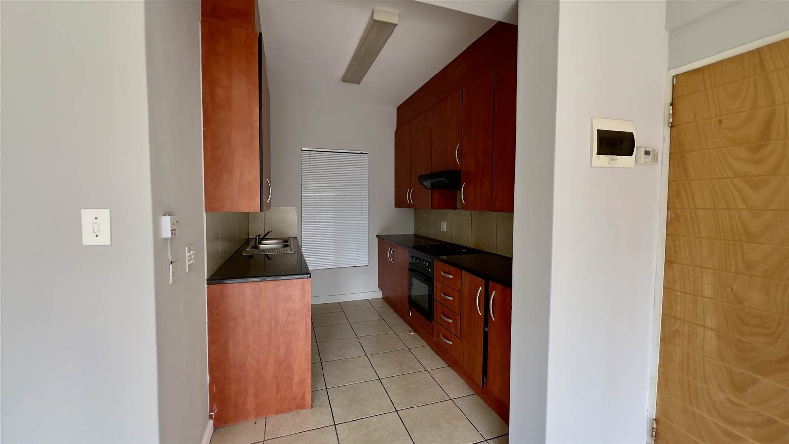 2 Bed Apartment in Sonheuwel photo number 6