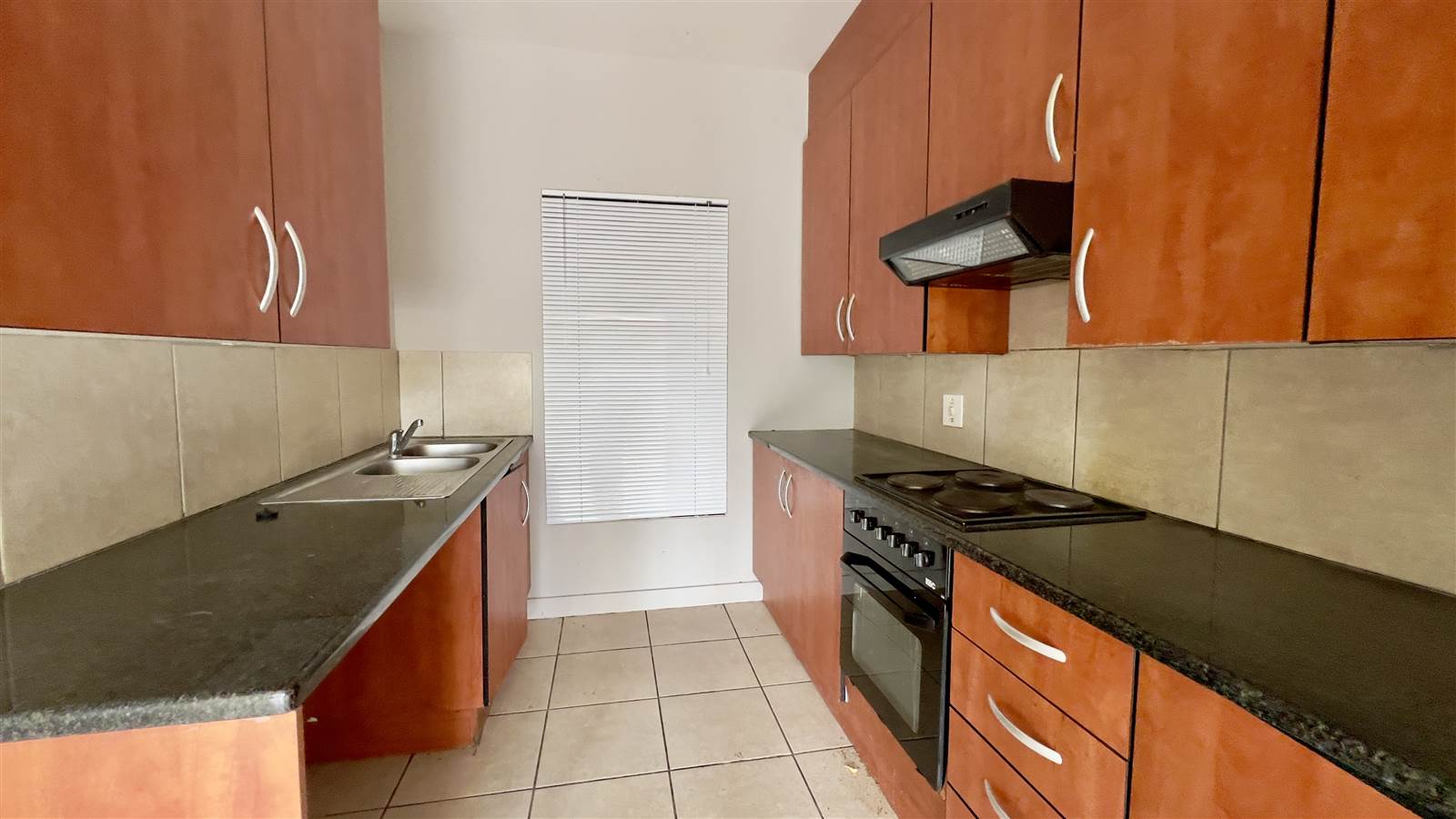2 Bed Apartment in Sonheuwel photo number 3