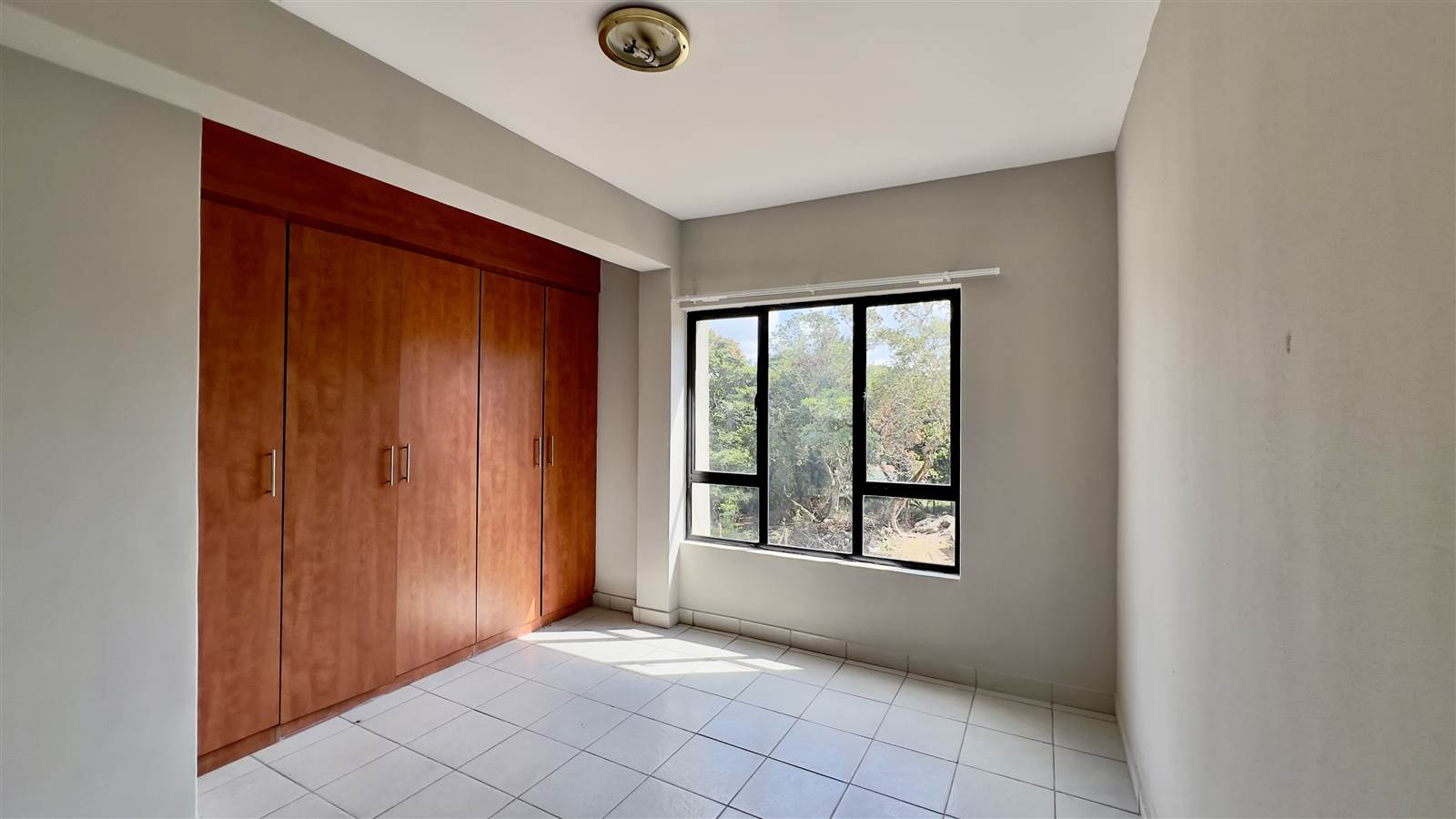 2 Bed Apartment in Sonheuwel photo number 7
