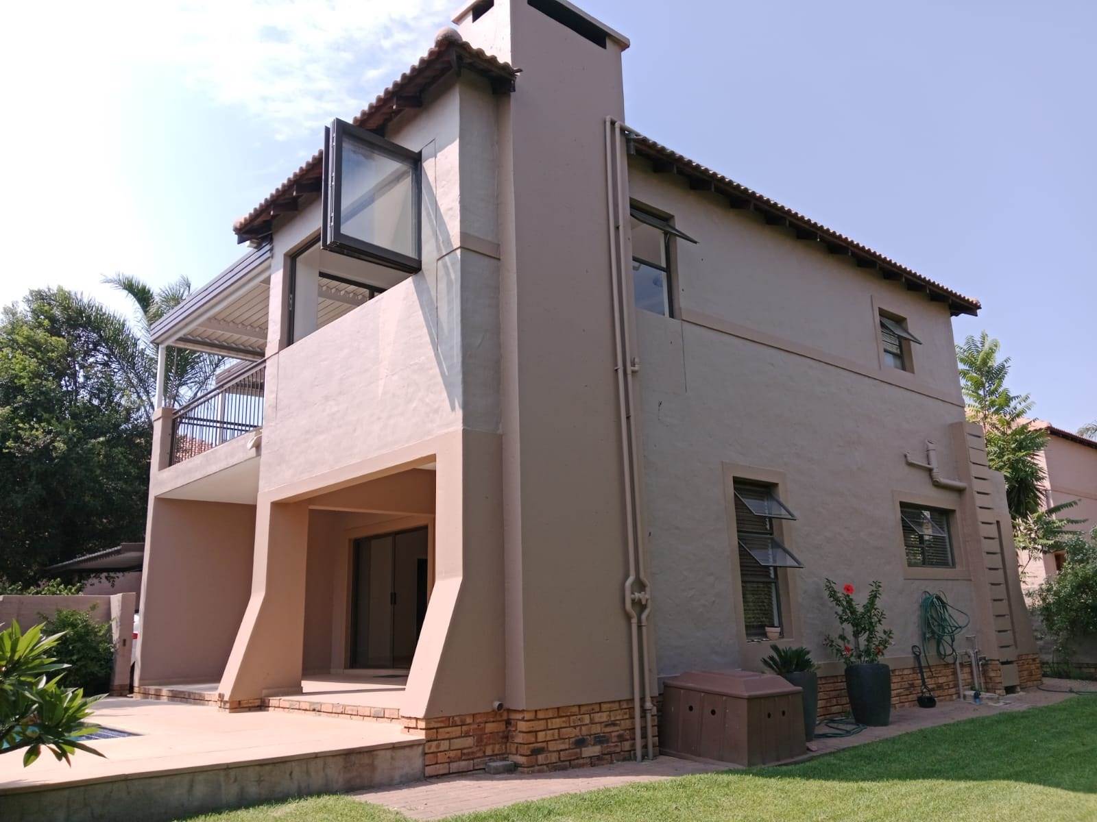 3 Bed Cluster in Ruimsig Country Estate photo number 1