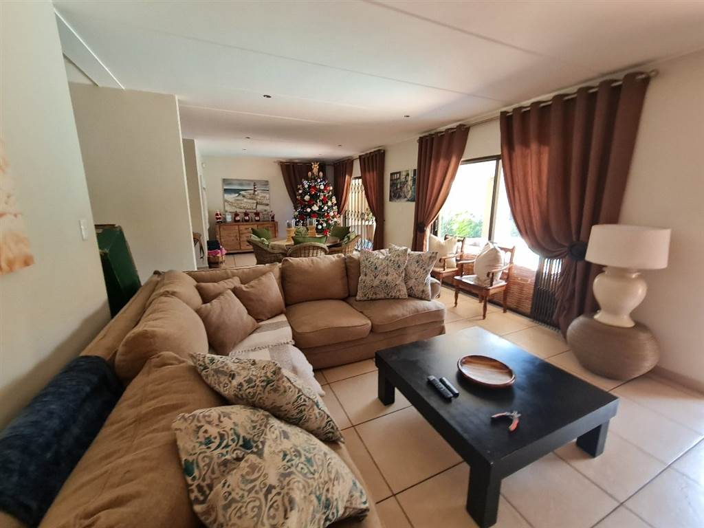 3 Bed Cluster in Ruimsig Country Estate photo number 5