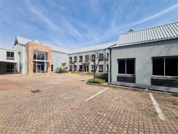 975  m² Commercial space