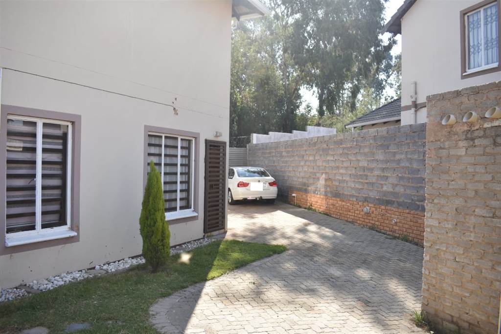 3 Bed Townhouse in Witpoortjie photo number 20