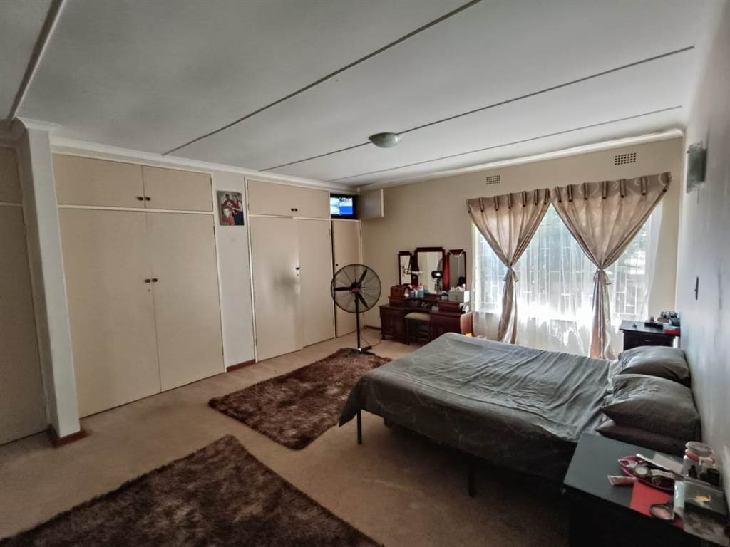 3 Bed Townhouse in Protea Park photo number 12