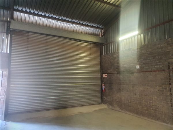 96  m² Industrial space in Clayville