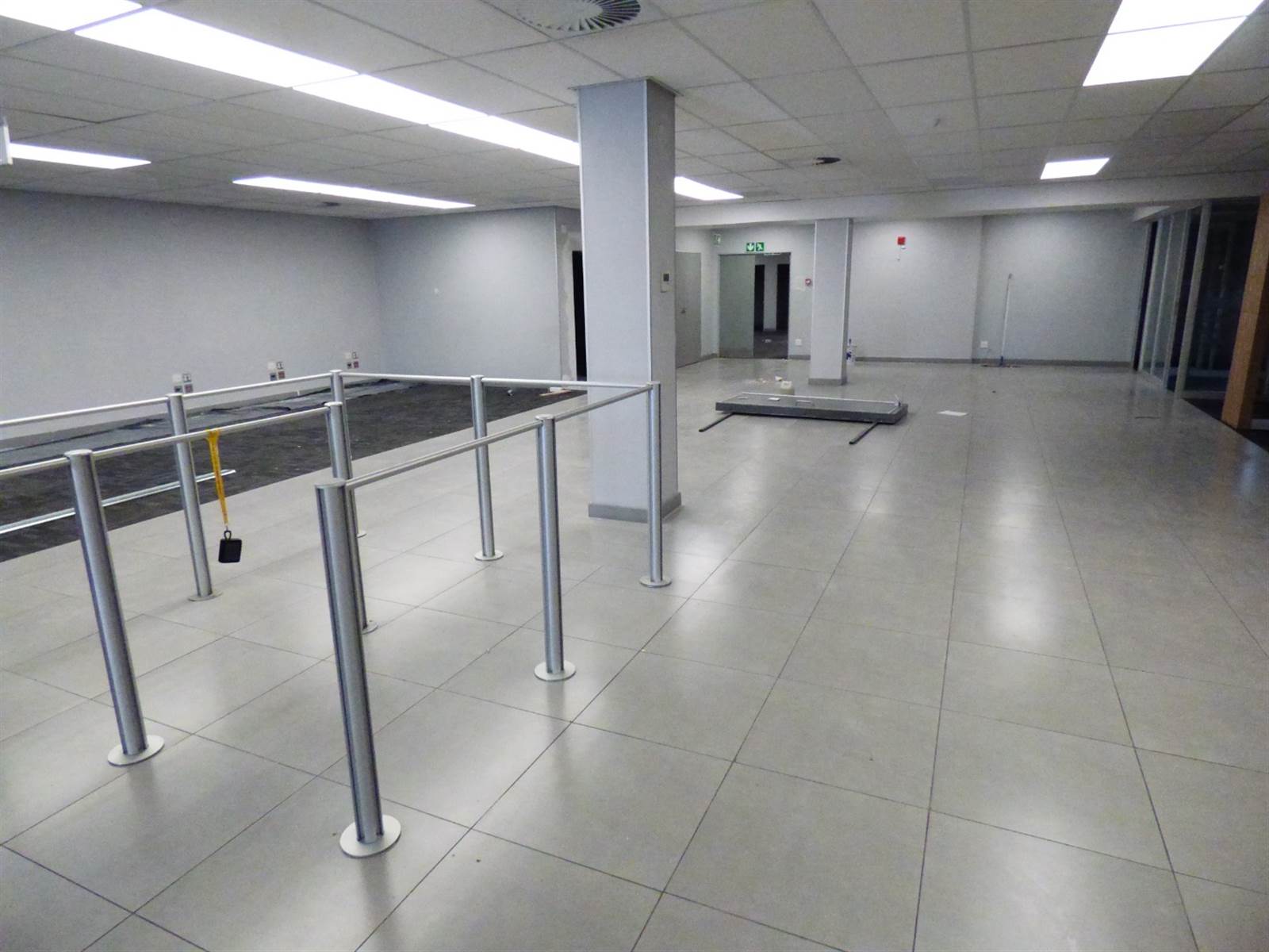 300  m² Commercial space in Parow Central photo number 11