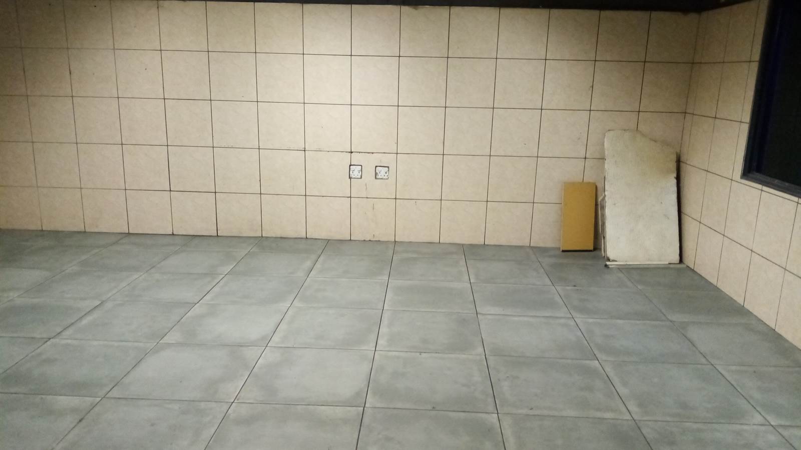 300  m² Commercial space in Parow Central photo number 9