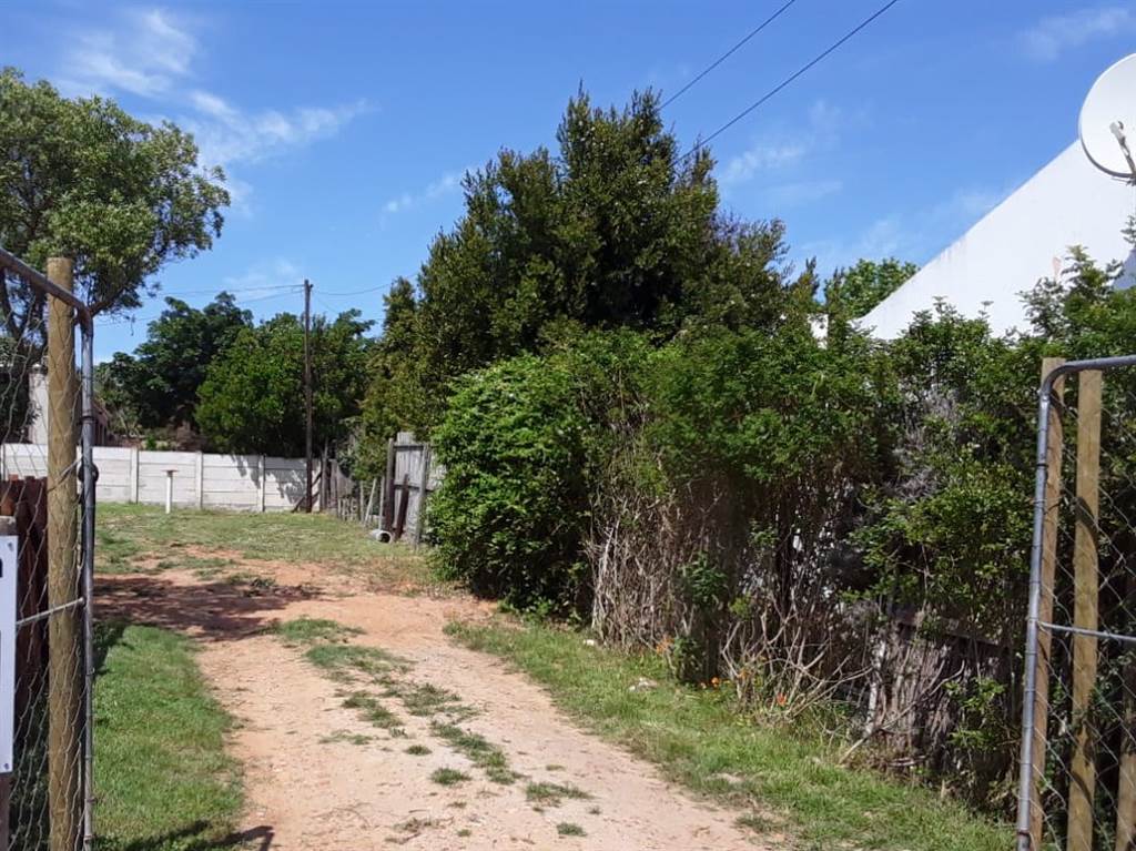 1018 m² Land available in Albertinia photo number 4