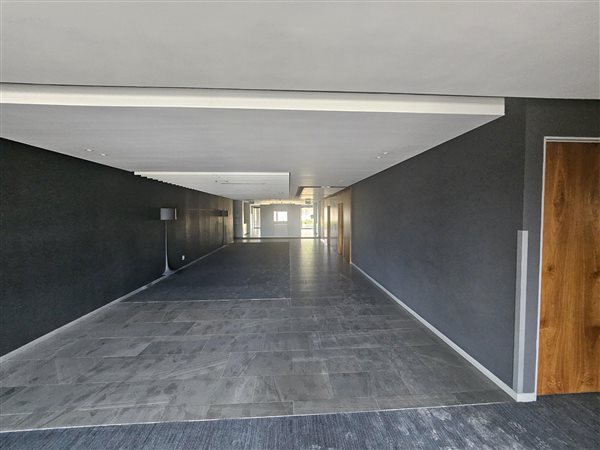 2 105  m² Commercial space