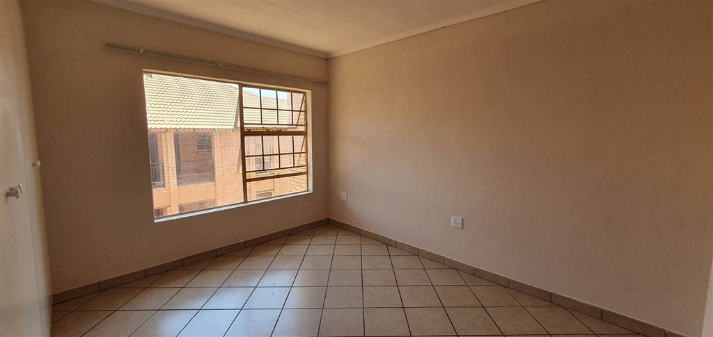 2 Bed Apartment in Hazeldean (Silverlakes Surroundings) photo number 7