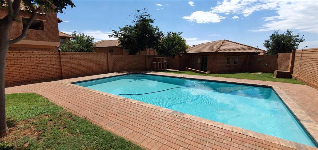 2 Bed Apartment in Hazeldean (Silverlakes Surroundings) photo number 1