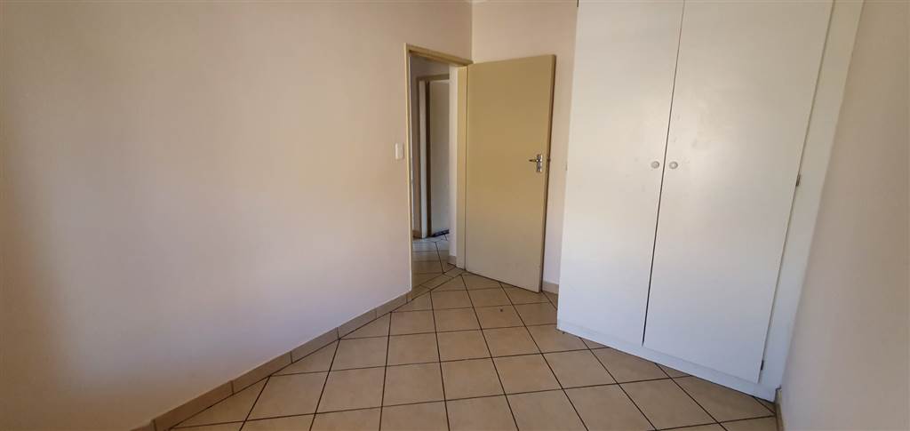 2 Bed Apartment in Hazeldean (Silverlakes Surroundings) photo number 9