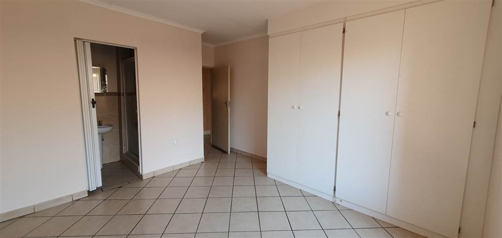 2 Bed Apartment in Hazeldean (Silverlakes Surroundings) photo number 6