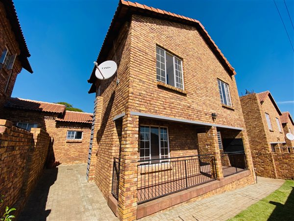 3 Bed Townhouse in Amberfield Manor