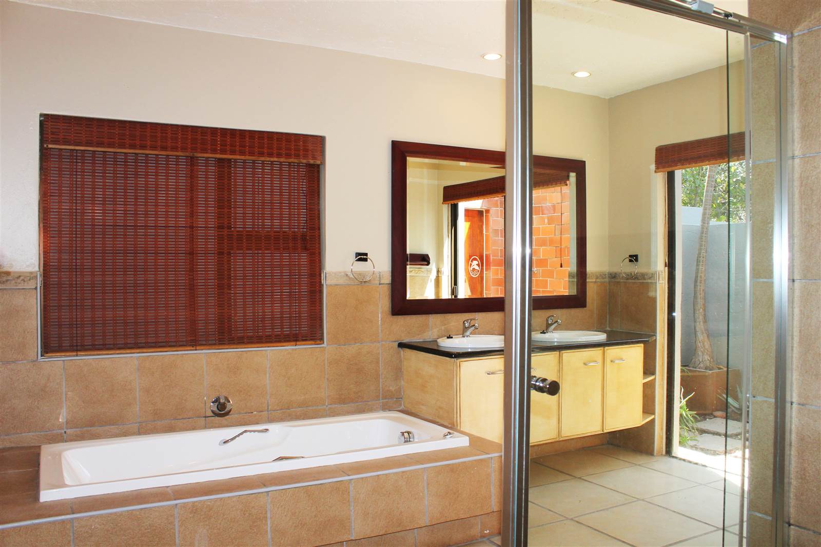 4 Bed House in Kyalami Estate photo number 18