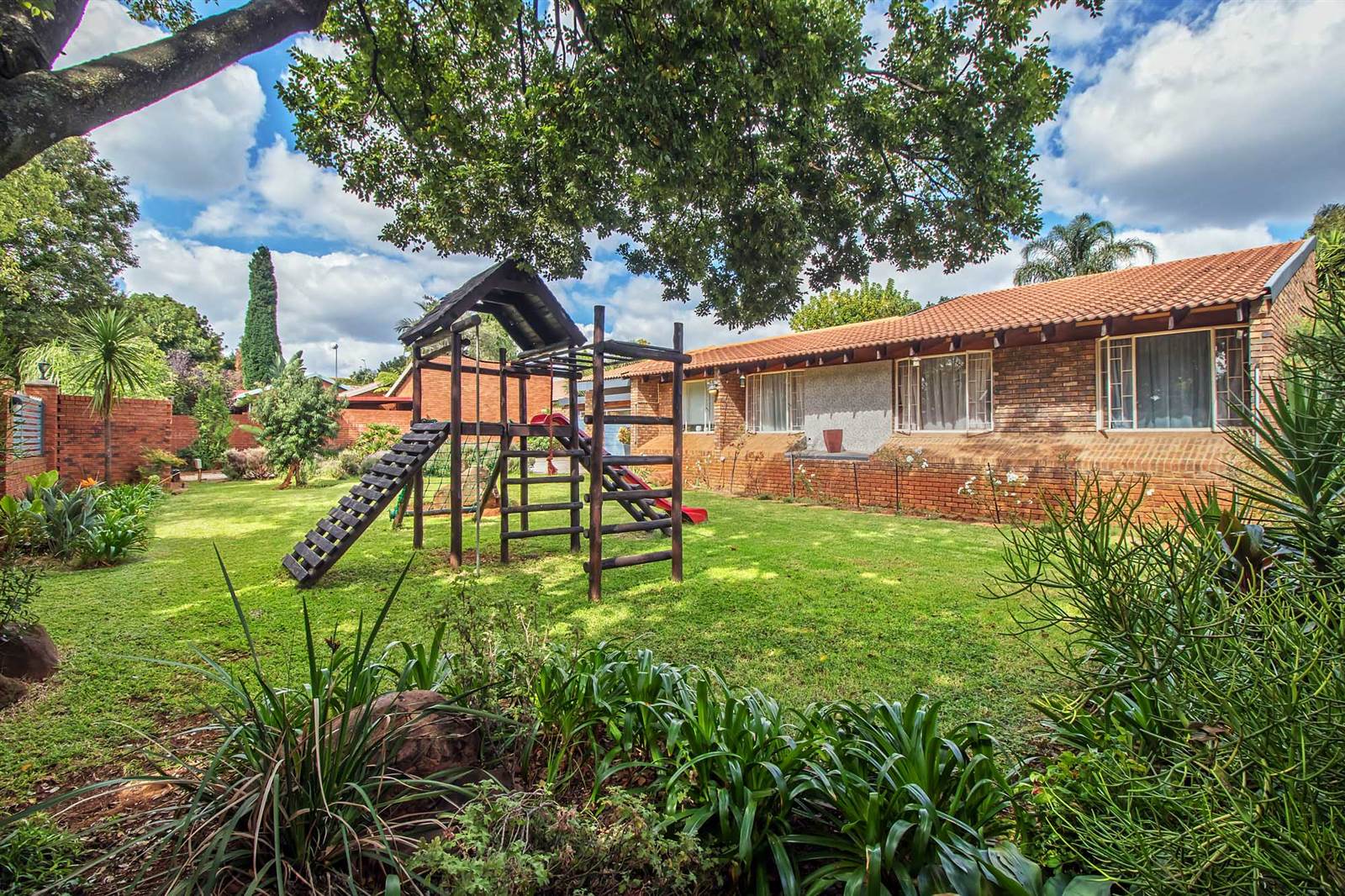 4 Bed House in Garsfontein photo number 6