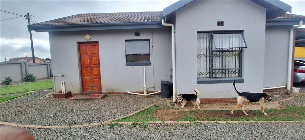 3 Bed House in Mpophomeni photo number 4