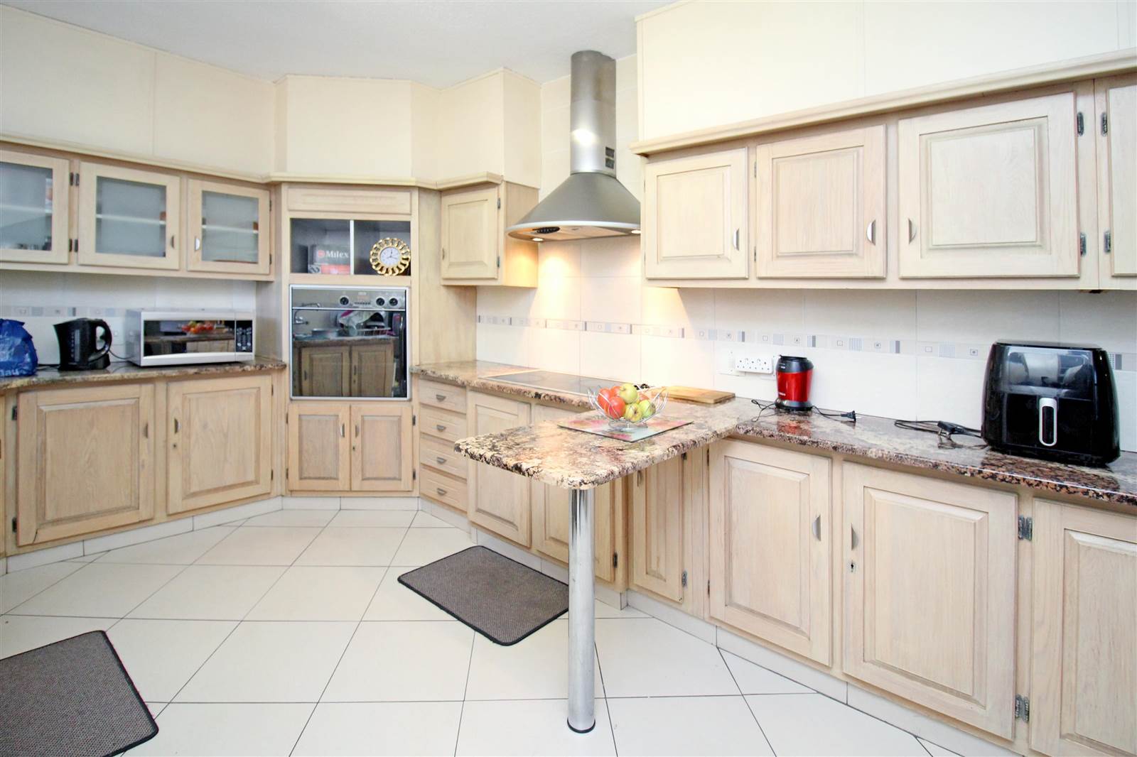 3 Bed Apartment in Bramley photo number 3
