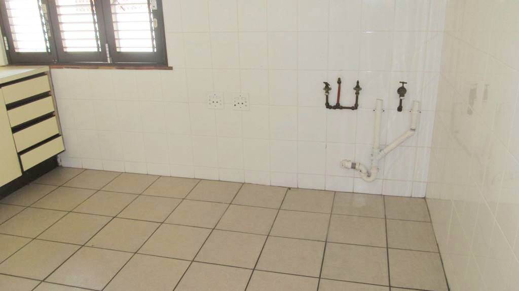 3 Bed House in Gordons Bay Central photo number 3